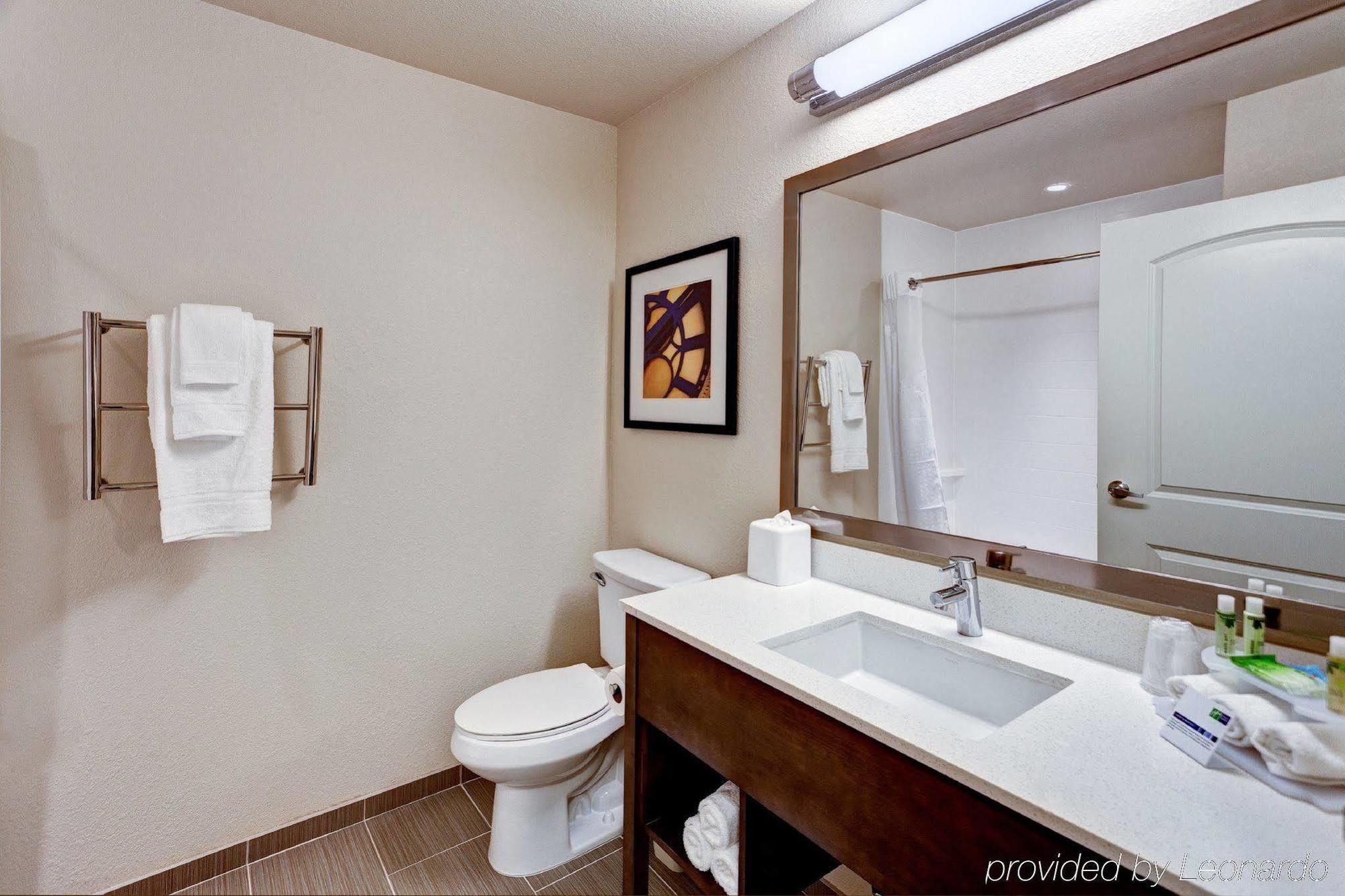 Holiday Inn Express & Suites Great Bend By Ihg Buitenkant foto