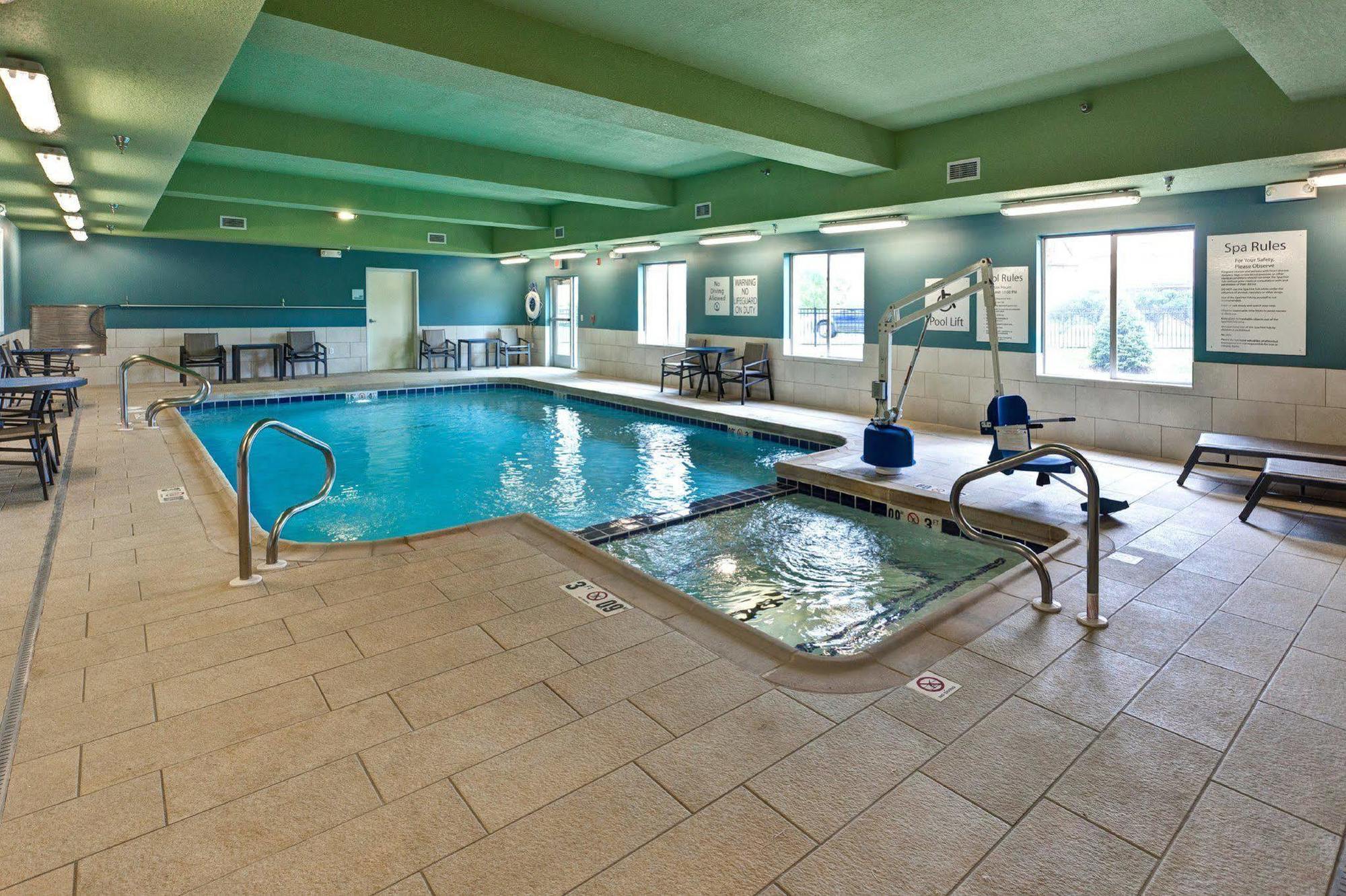 Holiday Inn Express & Suites Great Bend By Ihg Buitenkant foto